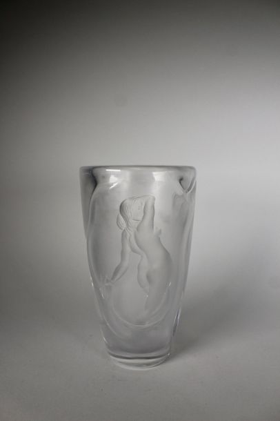 ORREFORS (XXe siècle) Vase en cristal taillé à la meule à décor de nayades signé...