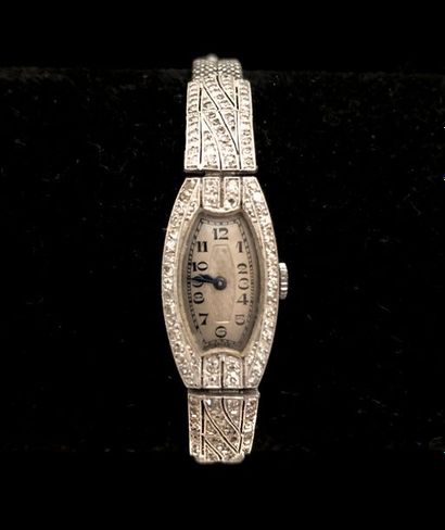 null Montre bracelet de dame en or blanc 18K à cadran ovale entouré de rangée de...