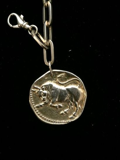null Médaille en or 18K formée d'un signe du zodiaque figurant un taureau.
Poids...