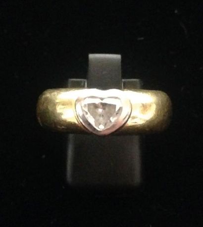 null Bague en or jaune 18K sertie d'une diamant taille coeur de 0,66 carat dans un...