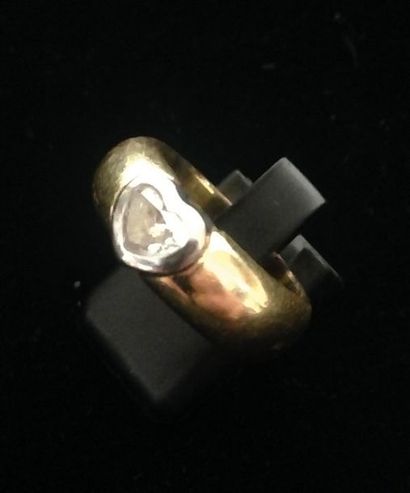 null Bague en or jaune 18K sertie d'une diamant taille coeur de 0,66 carat dans un...