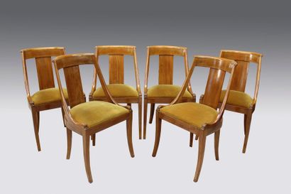 null Suite de six chaises gondoles en bois mouluré reposant sur quatre pieds sabres....