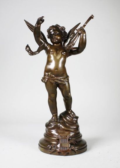 Victor Rousseau (1865-1954) Angelot à la lyre.
Epreuve en bronze à patine brune....