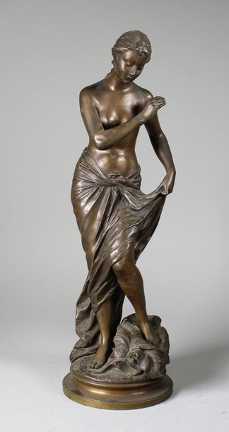 Edouard DROUOT (1859 - 1945) Femme au drapé.
Epreuve en bronze à patine brun nuancé.
Fonte...