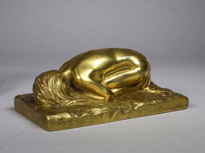 Albert BARTHOLOME (1848 - 1928) Femme agenouillée.
Epreuve en bronze à patine dorée....