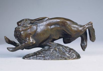 J. DE MONTBEL (1861 - 1938) Lièvre en fuite.
Epreuve en bronze à patine brun nuancé....