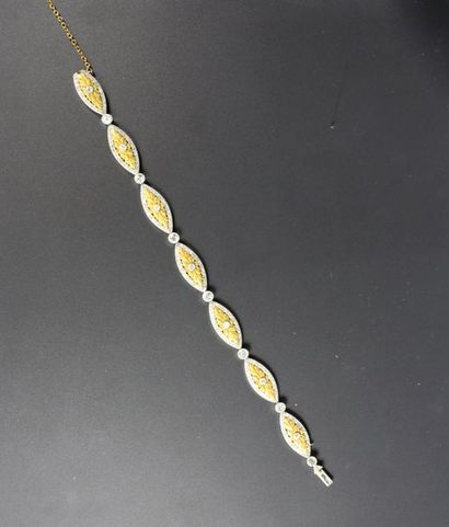 null Bracelet en or blanc et jaune 18K (750‰) alternant des motifs de feuilles d'acanthe...