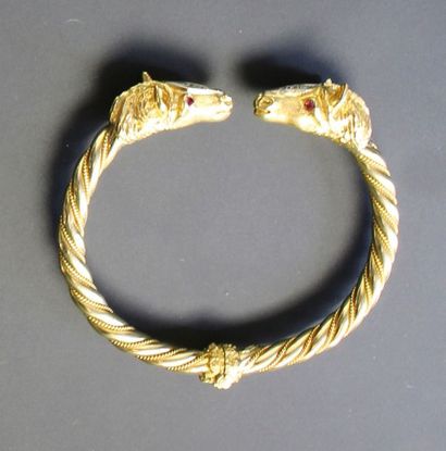 null Bracelet rigide articulé en or jaune 18K (750‰) torsadé à deux têtes de cheval...