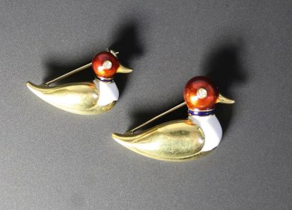 null Deux broches canard en or jaune 18K (750‰) en partie émaillé rouge et blanc,...