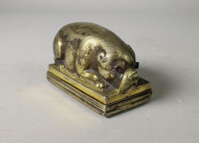 ALLEMAGNE XVIIIe siècle. Petite boîte en métal repoussé et gravé figurant un chien...