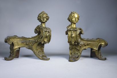 null Paire de devants de foyer en bronze doré à décor de bustes de femmes reposants...