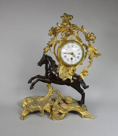 null Pendule au cheval en bronze à double patine brune et dorée.
Style Louis XV,...