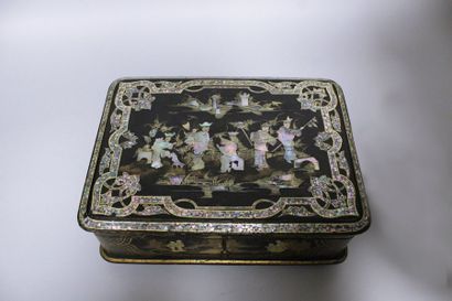 null Coffret rectangulaire en bois noirci et marqueté de chinoiseries en nacre. Epoque...