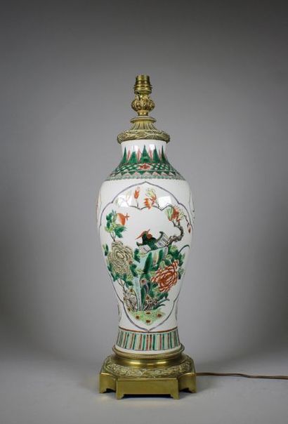 null Pied de lampe en porcelaine de Chine de la «famille verte» (recoupé, percé)....