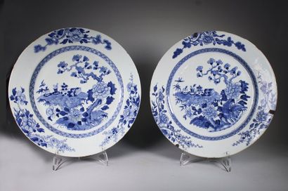CHINE Deux plats en porcelaine bleu et blanc à décor de nature-morte (petits éclats)....