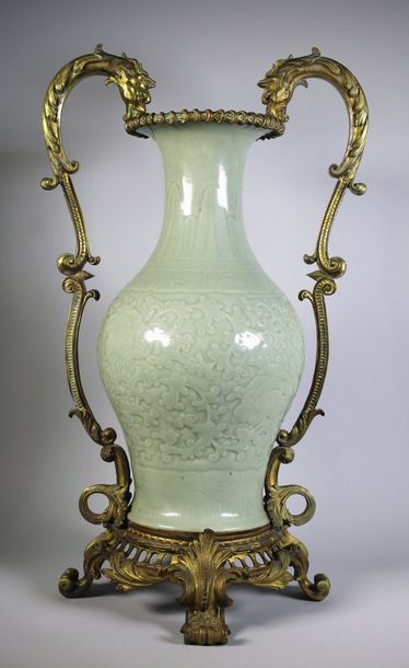CHINE Important vase en porcelaine céladon à décor sous couverte de palmettes, fleurs...