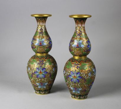 CHINE Paire de petits vases double gourde en bronze cloisonné à décor de fleurs et...