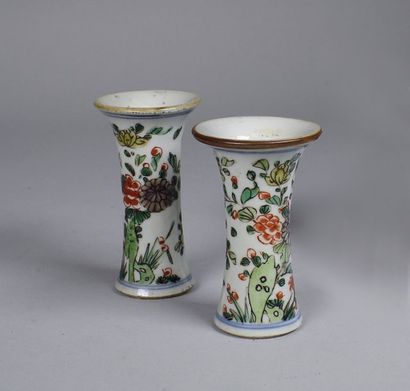 CHINE Deux petits vases cornet en porcelaine à décor de la famille verte émaillé...