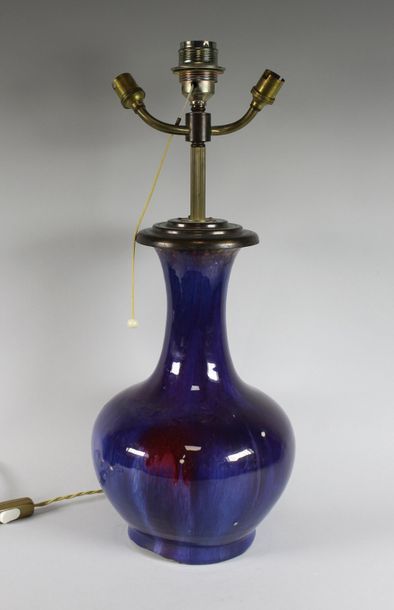 CHINE Vase balustre en porcelaine émaillée aubergine (monté en lampe). XIXe siècle.
Haut.:...