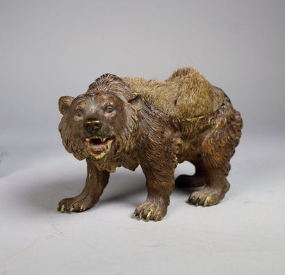 VIENNE, XIXe siècle L'ours.
Bronze peint et brosse formant gratte-plumes sur le dos....