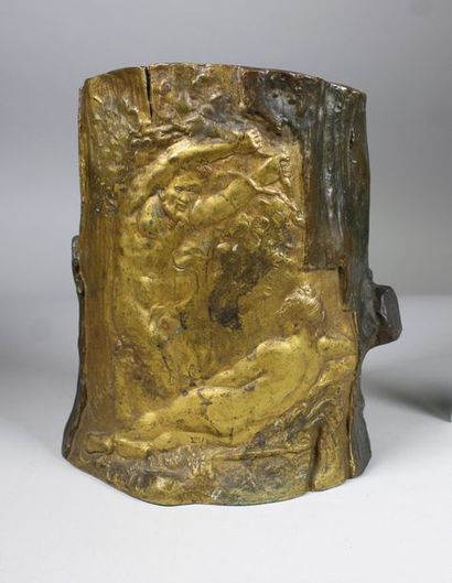 Alexandre VIBERT (1847 - 1809) Cache pot en bronze à décor d'un satyre et d'une nymphe....