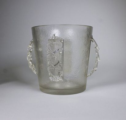 LALIQUE FRANCE Seau à glace «Epernay» en verre blanc moulé soufflé et pressé, les...
