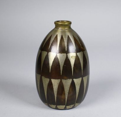 Fernand GRANGE (XXe siècle) Petit vase ovoïde en dinanderie à décor de triangles...