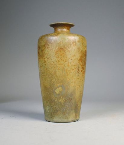 Clément MASSIER (1844 - 1917) Vase en grès émaillé à décor irisé de plumes de paons...