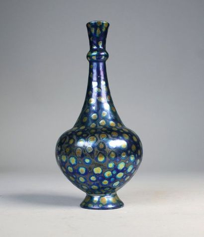 ZSOLNAY Petit vase en grès émaillé à fond bleu rehaussé de pastilles à lustre métallique...