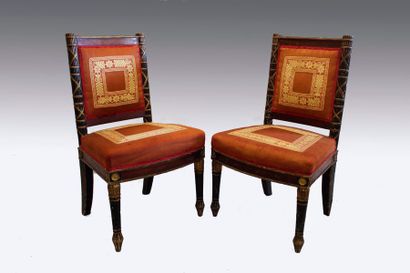 null Paire de chaises en bois peint et doré à dossier plat flanqué de deux montants...