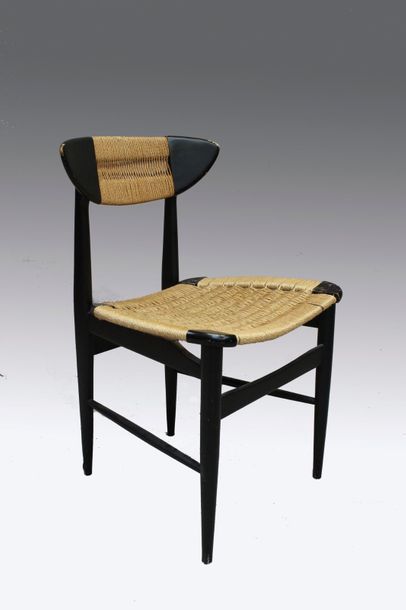 Hans J. WEGNER (1914 - 2007) (entourage de) Chaise en bois laqué noir, assise et...