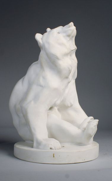 Georges GARDET (1863-1939) L'ours.
Sculpture en biscuit. Edition de Sèvres. Cachet...