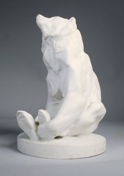Georges GARDET (1863-1939) L'ours.
Sculpture en biscuit. Edition de Sèvres. Cachet...
