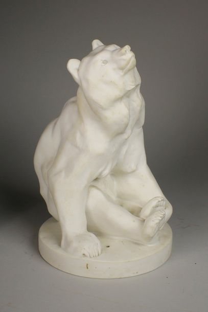 Georges GARDET (1863-1939) L'ours.
Sculpture en biscuit. Edition de Sèvres. Cachet...