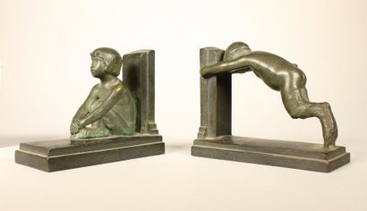 Paul SILVESTRE (1884-1976) Paire de serre-livres figurant deux petits faunes en bronze...