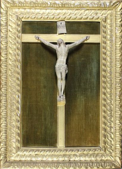 null Christ en bois sculpté et polychromé.
XVIIIe siècle (cadre en bois doré postérieur).
56...