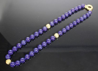 null Collier de quarante perles de lapis-lazuli (à renfiler). Trois perles godronnées...