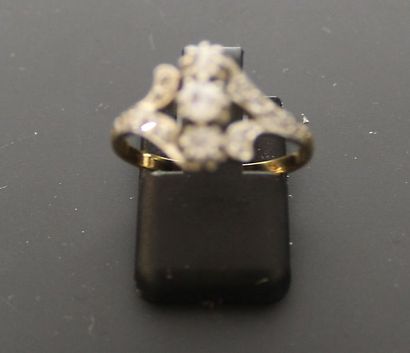 null Bague en ors jaune et blanc 18K (750°/°°). L'anneau à deux brins pavés de diamants...