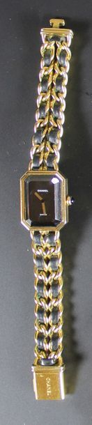 CHANEL Montre bracelet de dame modèle «Première» en plaqué or et cuir (usures). Mouvement...