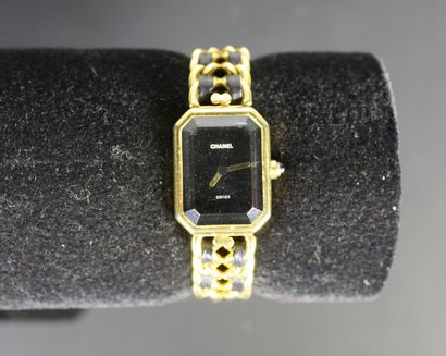 CHANEL Montre bracelet de dame modèle «Première» en plaqué or, cadran muet noir,...