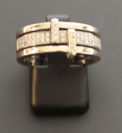 null Bague en or blanc 18K (750°/°°) à trois brins liés, le central pavée de deux...