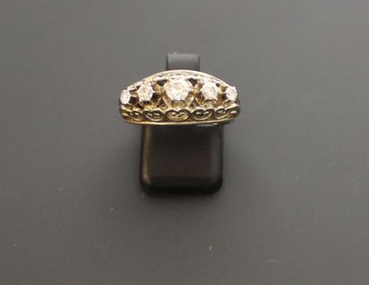 null Bague en or gris 18K (750°/°°), le chaton ajouré et serti griffe de cinq diamants...