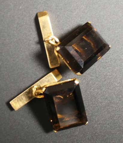 null Paire de boutons de manchettes or jaune 18K (750°/°°) serti de quartz fumés...