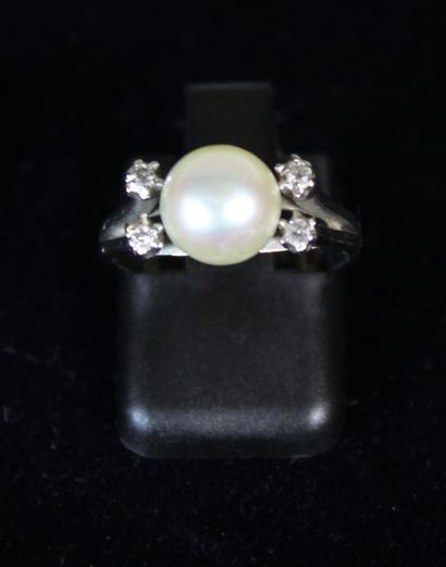 null Bague en or gris 18K (750°/°°) serti d'une perle épaulée de petits diamants...