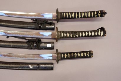 null Ensemble de trois sabres japonais.