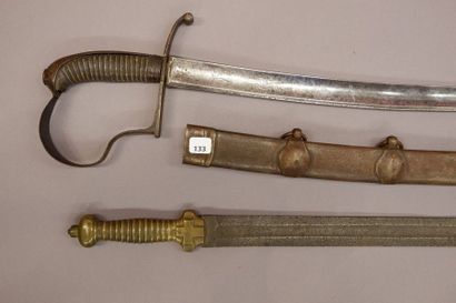 null Ensemble d'un sabre d'officier et d'une épée.