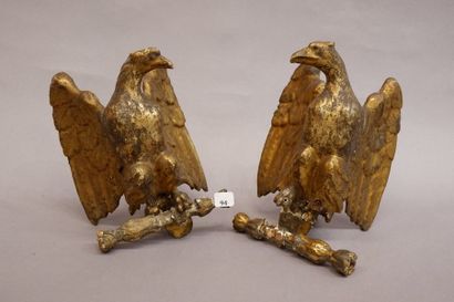 null Paire d'aigles décorative en bois et stuc doré (cassé recollé). XIXe siècle...