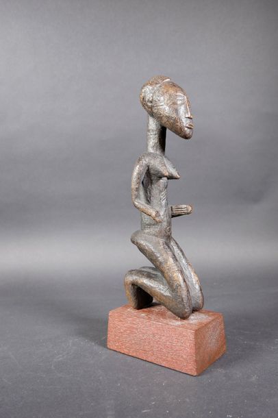 null Très ancienne et belle sculpture féminine agenouillée baoulé. Patine foncée...