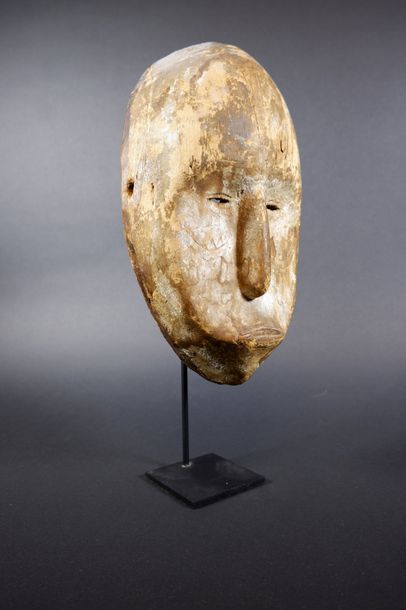 null Ancien masque sculpté en bois de fromager et incisé sous les yeux, anciennement...