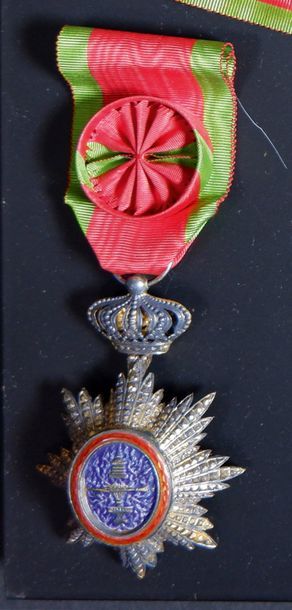 null Cambodge
Ordre royal du Cambodge.
Étoile d'Officier. Argent doré, émail, ruban...